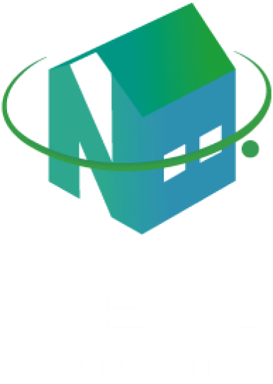 黒い背景に白い文字「Next Corporation」の上に、2 つの黒い窓とそれを囲むリングが付いた、様式化された青と緑の立方体を特徴とするロゴ。.